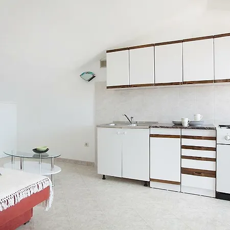 Iris Apartment *